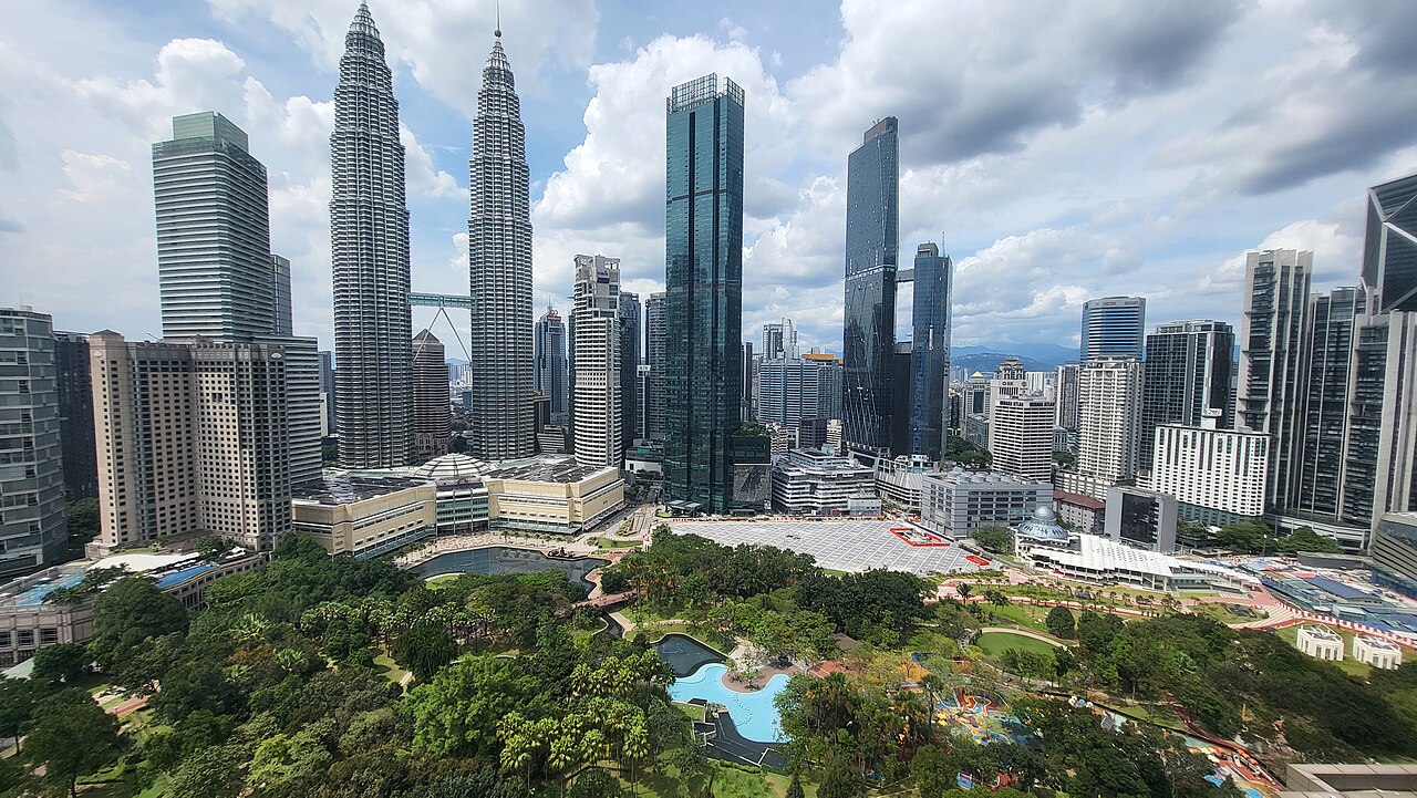 Taman KLCC dengan bangunan di sekelilingnya